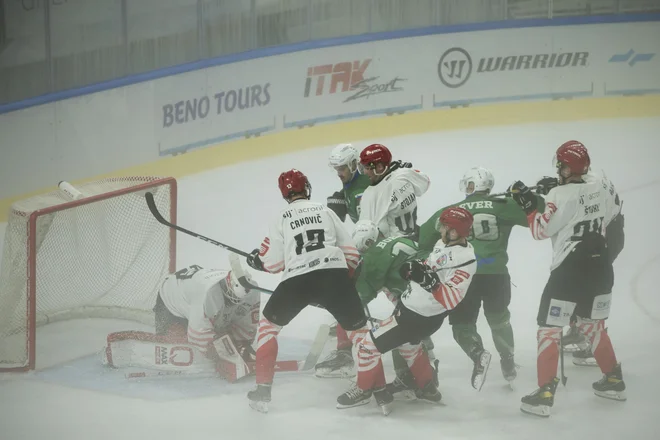 Že ob uvodu v sezono so derbiji Jesenic in Olimpije ponavadi zelo razburljivi. FOTO: Jure Eržen/Delo