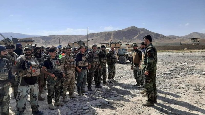 Fotografija: Medtem ko pripadniki afganistanskih posebnih enot prihajajo na pomoč na fronto, njihovi kolegi množično bežijo pred talibi in pristaši Islamske države v sosednja Tadžikastan in Uzbekistan. FOTO: Afganistansko ministrstvo za obrambo via Reuters