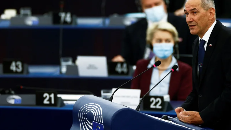 Fotografija: Slovenski premier Janez Janša in predsednica evropske komisije Ursula von der Leyen v Strasbourgu. FOTO: Christian Hartmann/Afp