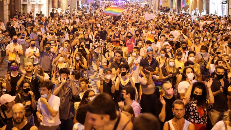 Fotografija: Več tisoč ljudi se je v ponedeljek zvečer zbralo na ulicah španskih mest. FOTO:Nacho Doce/Reuters
