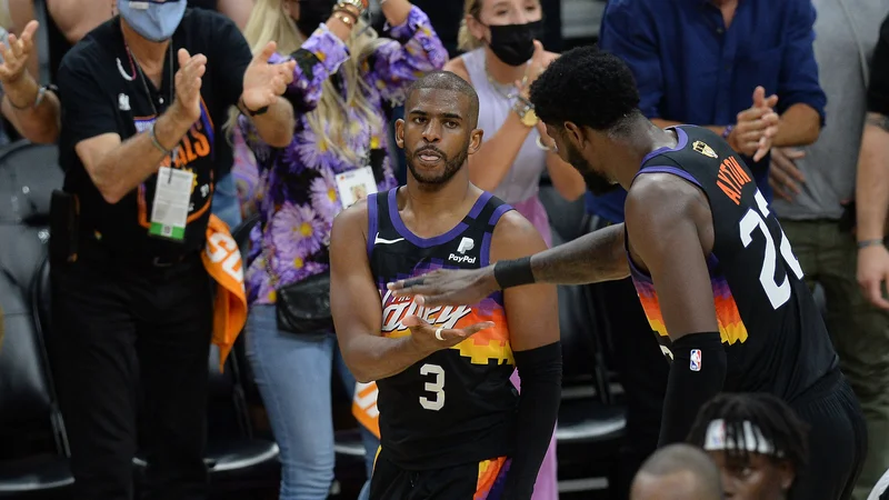 Fotografija: Poleg Chrisa Paula (levo) je z obilnim dvojnim dvojčkom zablestel tudi DeAndre Ayton (desno). FOTO: Joe Camporeale/USA Today Sports