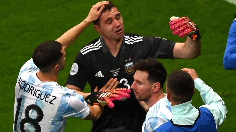 Fotografija: Vratar Emiliano Martinez je tokrat zasenčil tudi Lionela Messija (oba na fotografiji). FOTO: Evaristo Sa/AFP