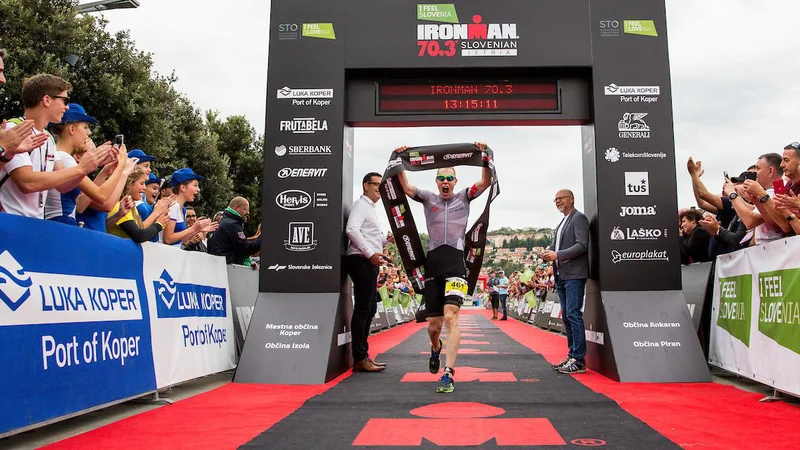 Fotografija: Tekmovalci imajo 8 ur in pol, da prečkajo ciljno črto na Koprski promenadi. FOTO: Matic Klansek Velej/Sportida