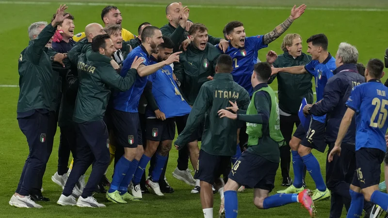 Fotografija: Celotna reprezentanca na čelu s selektorjem Mancinijem je zmago proslavljala z dresom poškodovanega Leonarda Spinazzole, ki ga je nosil Lorenzo Insigne, in vzkliki: »Ole, ole, ole, ole ... Spina, Spina!« FOTO: Matt Dunham/Reuters