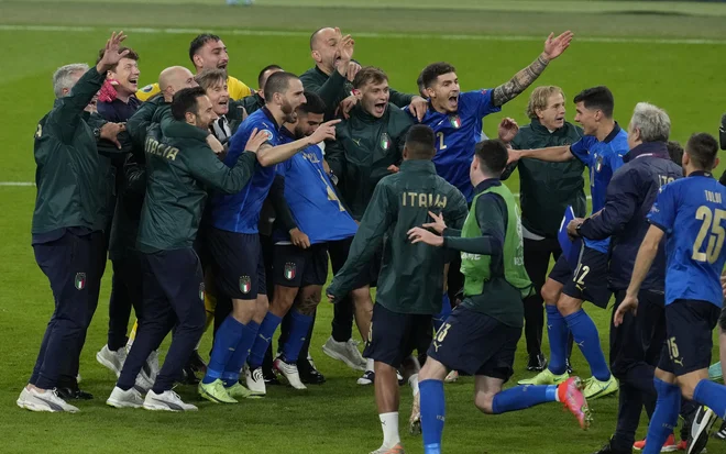 Celotna reprezentanca na čelu s selektorjem Mancinijem je zmago proslavljala z dresom poškodovanega Leonarda Spinazzole, ki ga je nosil Lorenzo Insigne, in vzkliki: &raquo;Ole, ole, ole, ole ... Spina, Spina!&laquo; FOTO: Matt Dunham/Reuters