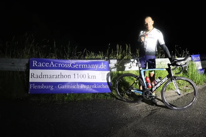 Skakalnico in s tem cilj je Marko dosegel malo pred eno uro zjutraj v nedeljo, torej v  času 40 ur in 30 minut s povprečno hitrostjo 27,6 km/h. FOTO: Irma Baloh