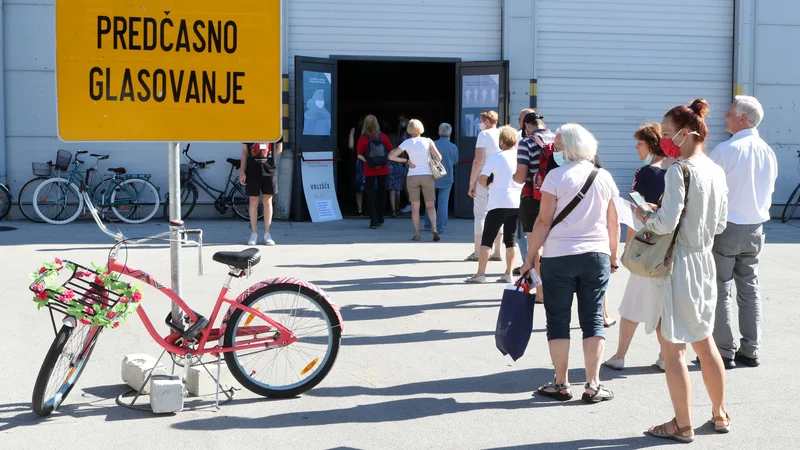 Fotografija: Včerajšnja gneča na predčasnem glasovanju na Gospodarskem razstavišču v Ljubljani. FOTO: Marko Feist/Slovenske novice