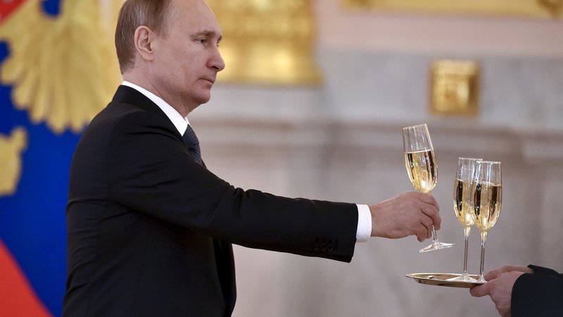Fotografija: Vladimir Putin sega po šampanjcu.
FOTO: Kirill Kudryavtsev/Reuters