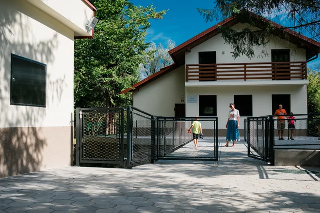 Na otoku potoka Šice in v senci dreves skrita Žabja hiša. FOTO: Občina Grosuplje