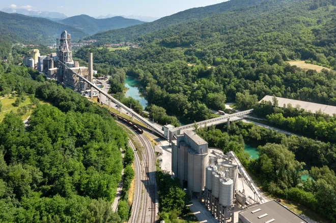 Do leta 2025 načrtujejo uvedbo rešitev, ki bodo vodile do 15% znižanja ogljičnega odtisa in obenem omogočile znižanje ostalih parametrov, na primer tudi več kot prepolovitev trenutnih emisij NOx. FOTO: Salonit Anhovo