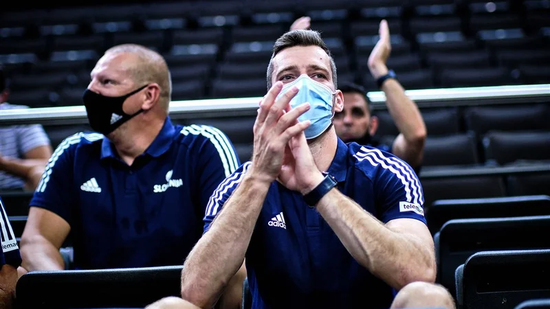 Fotografija: Goran Dragić je tekme v Kaunasu spremljal v družbi vodilnih mož košarkarske zveze. FOTO: Fiba