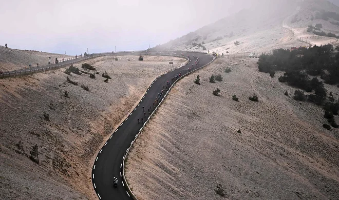 Pogačar v težavah na plešasti gori Mont Ventoux. FOTO: Anne-Christine Poujoulat Afp