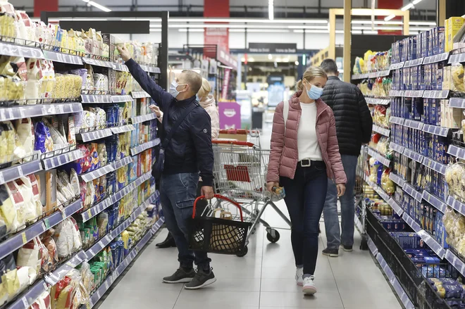 Med korono se je nakupovanje spremenilo, ni bilo več impulzivno. FOTO: Leon Vidic/Delo