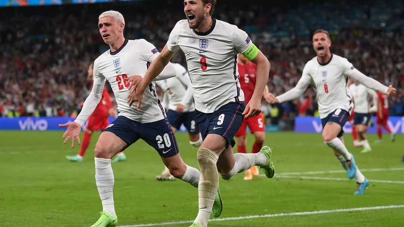Fotografija: Harry Kane je matiral danskega vratarja Schmeichla po odbiti žogi po strelu z bele točke. FOTO: Laurence Griffiths/AFP