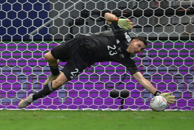 Argentinski vratar Emiliano Martinez je bil junak polfinalne zmage Argentine proti Kolumbiji po strelih z bele točke. FOTO: Nelson Almeida/AFP