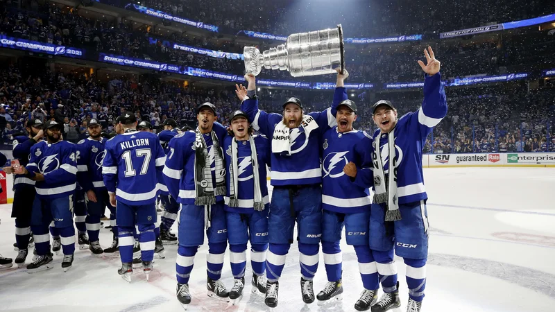 Fotografija: Hokejisti Tampe Bay so prepričljivo ubranili naslov prvakov v NHL, četudi so v peti finalni tekmi le z 1:0 premagali Montreal. FOTO: Bruce Bennett/AFP