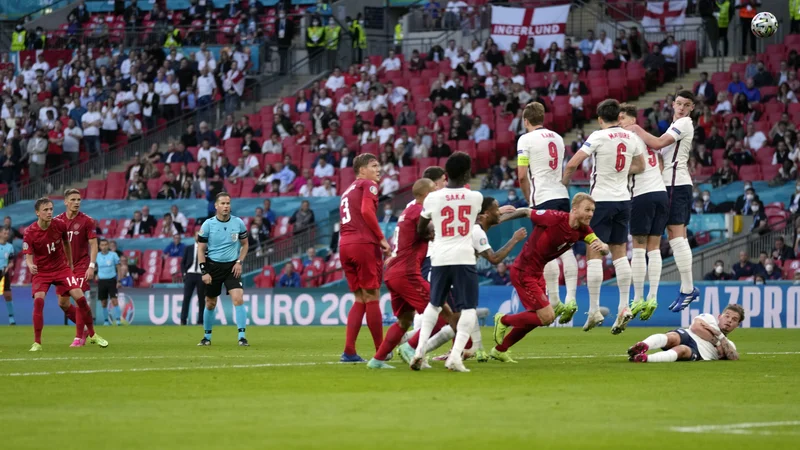 Fotografija: Pri golu Mikkela Damsgaarda naj bi blok danskih nogometašev preblizu angleškemu, zaradi česar gol ne bi smel biti priznan. FOTO: Frank Augstein/Reuters