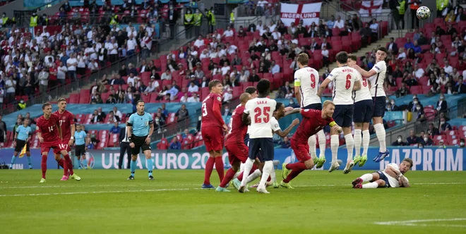 Pri golu Mikkela Damsgaarda naj bi blok danskih nogometašev preblizu angleškemu, zaradi česar gol ne bi smel biti priznan. FOTO: Frank Augstein/Reuters
