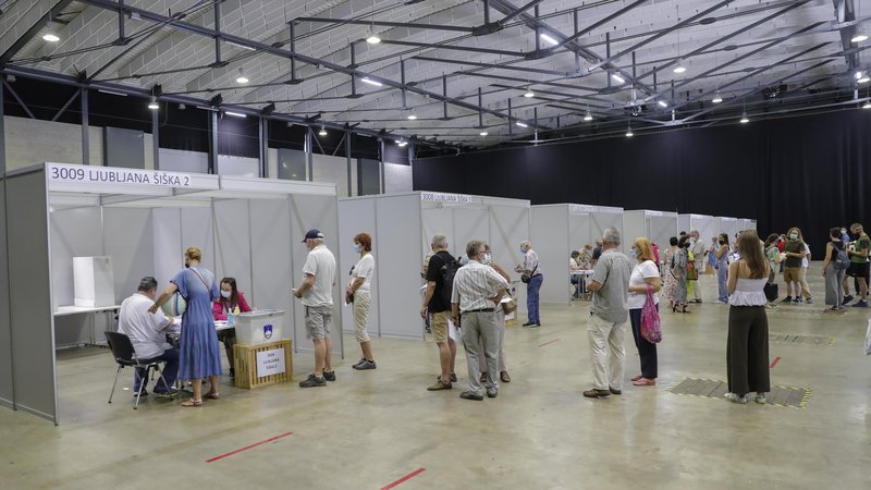 Fotografija: V prvih dveh dneh predčasnega glasovanja se je odzvalo 3,21 odstotka vseh volilnih upravičencev, je sporočila Državna volilna komisija. FOTO: Uroš Hočevar/Kolektiff