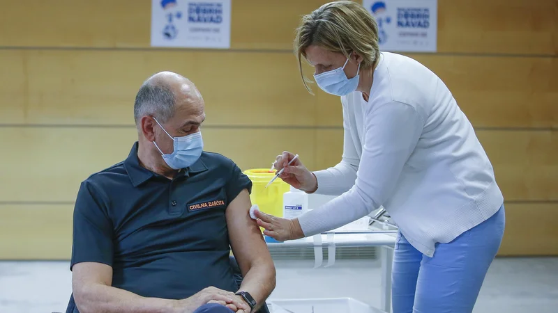 Fotografija: Da bi lahko živeli vsaj približno tako, kot smo živeli pred epidemijo covida-19, je potrebna precepljenost prebivalstva. FOTO: Jože Suhadolnik