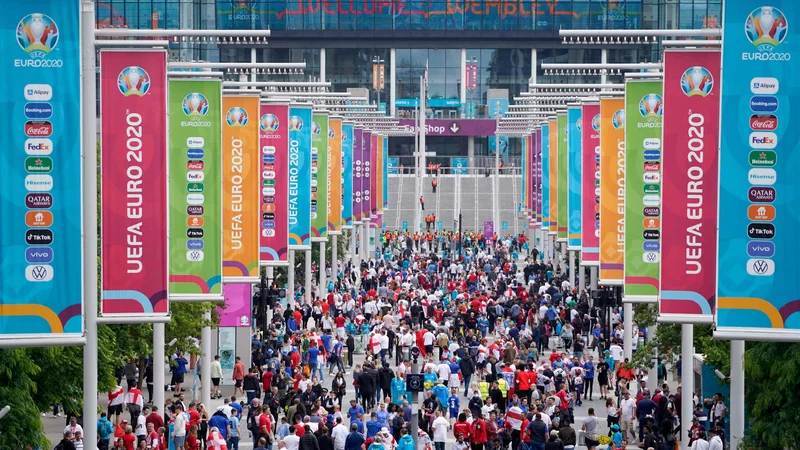 Fotografija: Angleži so organizirali romanje na Wembley že v polfinalu, kaj bo šele sledilo v finalu. FOTO: Niklas Halle'n/AFP