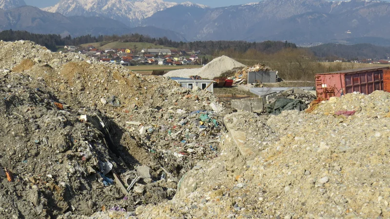 Kupi inertnih odpadkov v suhadolski jami, ki bi jih bilo treba odpeljati na primeren kraj. FOTO: Bojan Rajšek/Delo