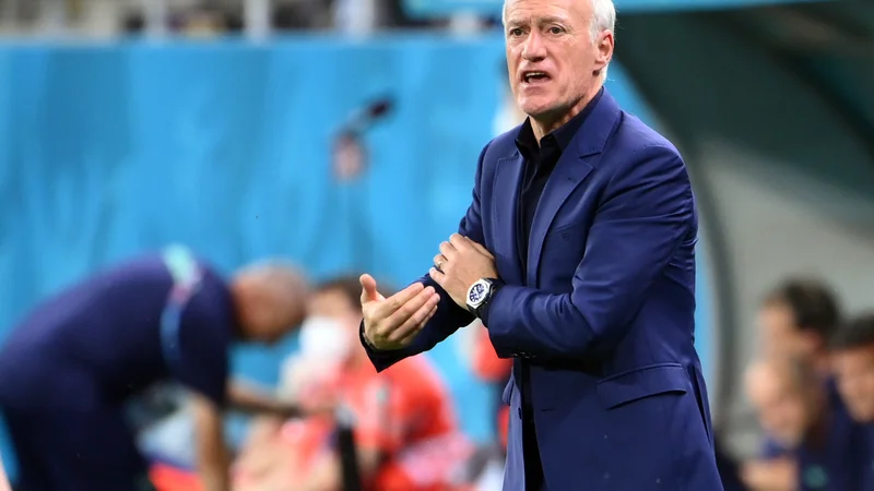 Fotografija: Selektor A-reprezentance Didier Deschamps (na fotografiji) med tekmo s Švico v Bukarešti, kjer so evropski podprvaki izpadli po izvajanju najstrožjih kazni. FOTO: Franck Fife/Reuters