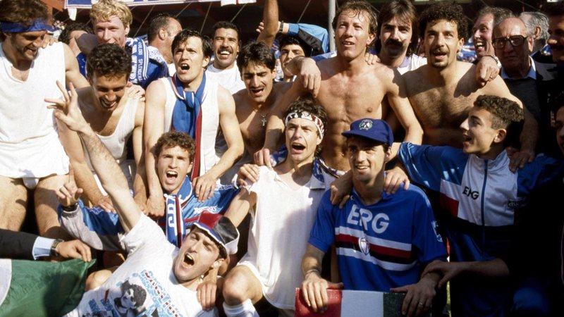Fotografija: Naslov italijanskega prvaka v majici Sampdorie sta leta 1991 proslavila tudi Roberto Mancini (desno spodaj) in Srečko Katanec (stoji drugi z leve). FOTO: Sampdoria