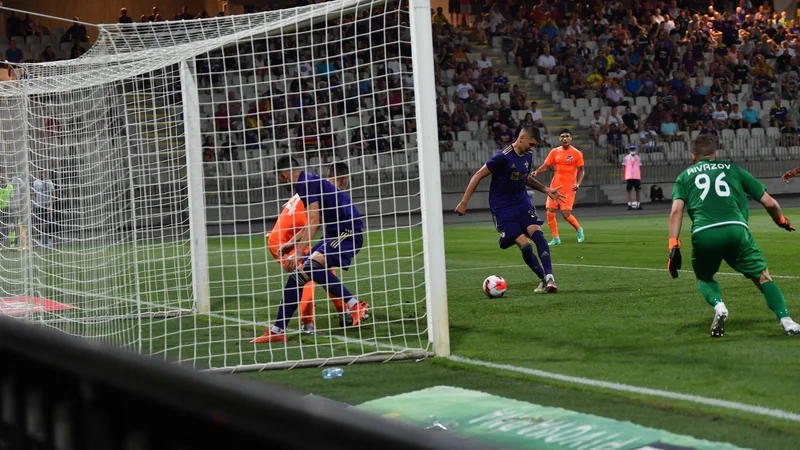 Fotografija: Takole se je Nino Žugelj imenitno znašel pred vrati Armencev in dosegel edini gol na premieri evropske sezone v Mariboru. FOTO: Marko Pigac/mp produkcija
