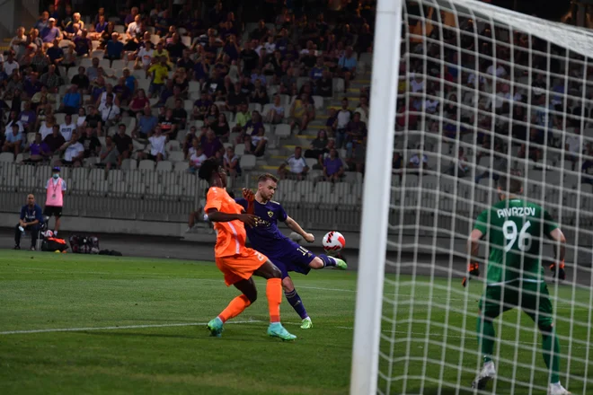 Rudi Požeg Vancaš je dosegel gol, a je bil razveljavljen zaradi nedovoljenega položaja. Belokranjec se je nato oddolžil s podajo za edini gol. FOTO: Marko Pigac/mp Produkcija