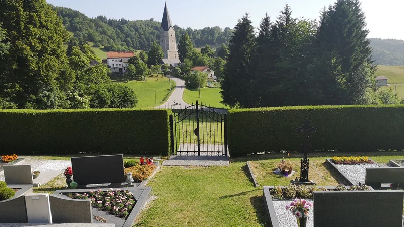 Fotografija: Pogled s pokopališča na cerkev Marije Snežne. Almin križ je desno spodaj. FOTO: Grega Kališnik