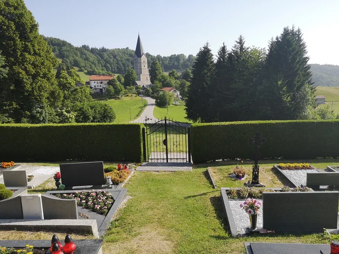 Pogled s pokopališča na cerkev Marije Snežne. Almin križ je desno spodaj. FOTO: Grega Kališnik