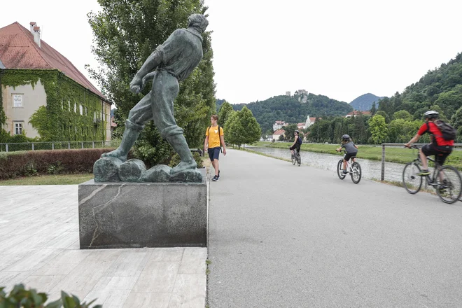 Savinjsko nabrežje je ob koncih tedna in v lepem vremenu eno najbolj obljudenih sprehajališč, na njem se lahko na več krajih tudi usedete na kavo oziroma se okrepčate. FOTO:Uroš Hočevar