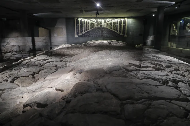 Celeia, mesto pod mestom se imenuje stalna razstava v Knežjem dvoru, ki je največje razstavišče in situ v državi. Impozantna rimska cesta v živo. FOTO: Uroš Hočevar