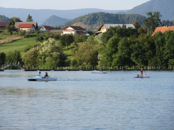 Šmartinsko jezero je priljubljena točka za rekreacijo. FOTO: Špela Kuralt