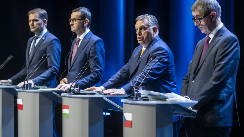 Fotografija: Slovaški, poljski, madžarski in češki premieri – (z leve) prejšnji slovaški premier Igor Matovič (novi slovaški premier je Eduard Heger), Mateusz Morawiecki, Viktor Orbán, Andrej Babiš – bodo danes na obisku v Sloveniji. FOTO:Wojtek Radwanski/Afp