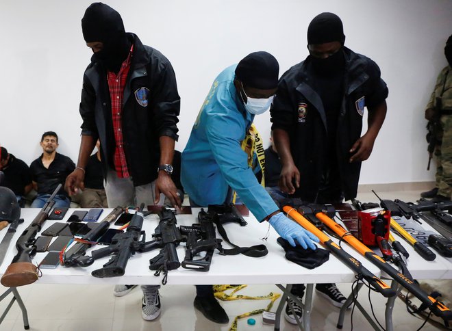 Zaseženo orožje, mobilne naprave, potni listi ... FOTO: Stringer Reuters