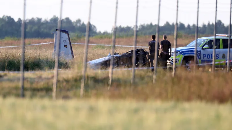 Fotografija: Policija na kraju strmoglavljenja. FOTO: Reuters
