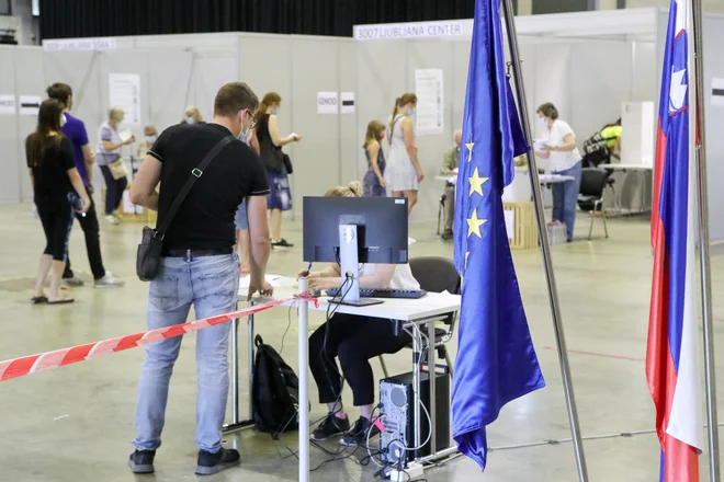 Predčasno glasovanje o referendumski pobudi proti novemu zakonu o vodah. FOTO: Marko Feist