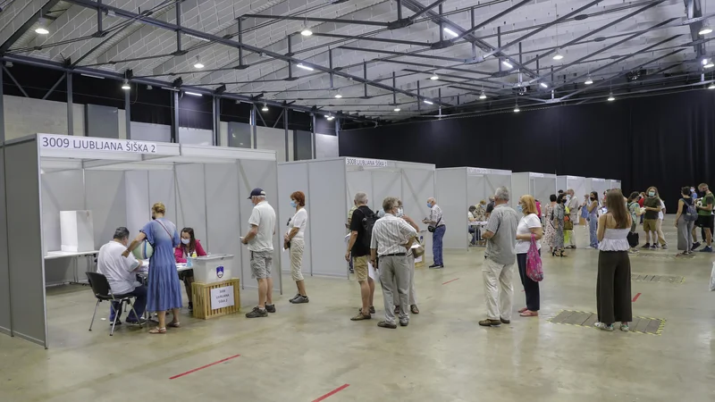 Fotografija: Predčasno glasovanje o referendumski pobudi proti novemu zakonu o vodah. FOTO: Uroš Hočevar