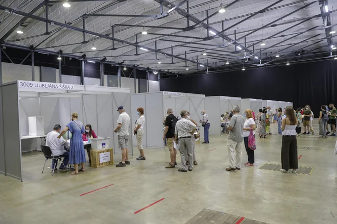 Predčasno glasovanje o referendumski pobudi proti novemu zakonu o vodah. FOTO: Uroš Hočevar