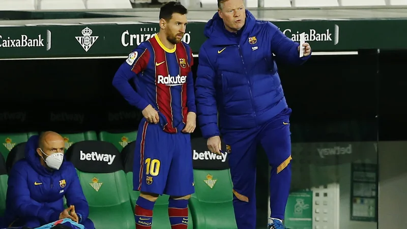 Fotografija: Koeman in Messi v pogovoru med obračunom z Betisom v Sevilli. FOTO: Marcelo Del Pozo/Reuters