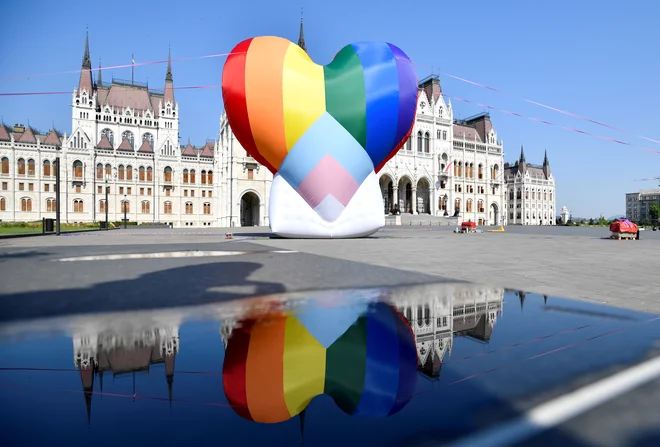 Protestniki pred spornim zakonom so pred madžarski parlament postavili mavrično srce. FOTO: Marton Monus/Reuters