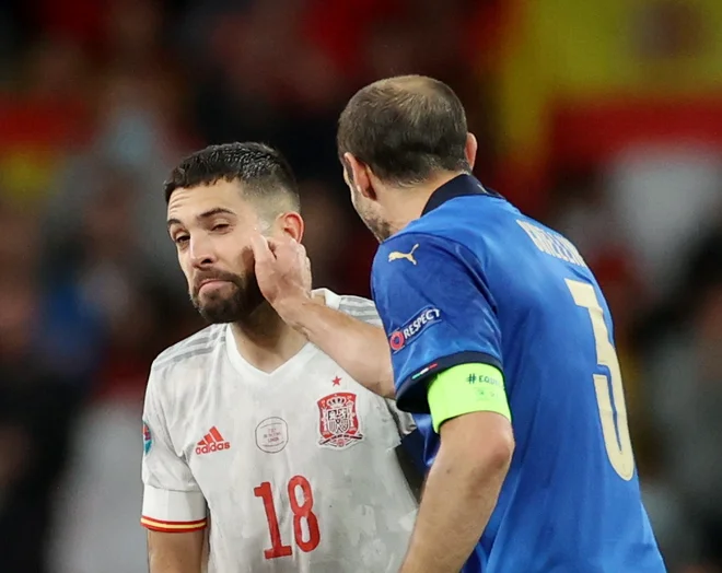 Chiellini in Alba sta vložila kandidaturo za najbolj komičen vložek letošnjega prvenstva. FOTO: Carl Recine/Reuters