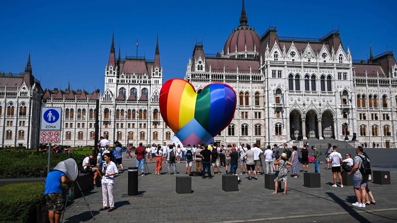 Fotografija: Nasprotniki novega zakona so na trgu pred madžarskim parlamentom v Budimpešti ta teden spustili v zrak veliko mavrično srce. Foto: Attila Kisbenedek/AFP
