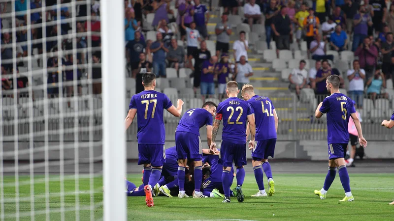 Fotografija: Pomlajeni Maribor je bil všečen in je v prvi tekmovalni tekmi sezone naletel na pozitiven odziv navijačev. FOTO: Marko Pigac/mp Produkcija