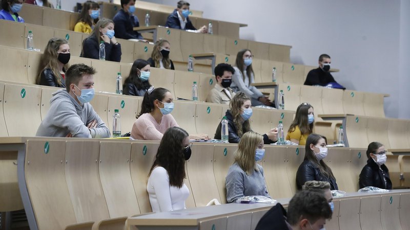 Fotografija: V Študentski organizaciji Slovenije so prepričani, da se morajo v novem študijskem letu izobraževalne ustanove zapreti zadnje. FOTO: Leon Vidic/Delo
