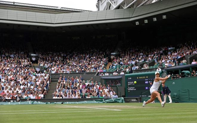 Od torka ni bilo več omejitev obiska, wimbledonske tribune spet pokajo po šivih. FOTO: Adrian Dennis/AFP