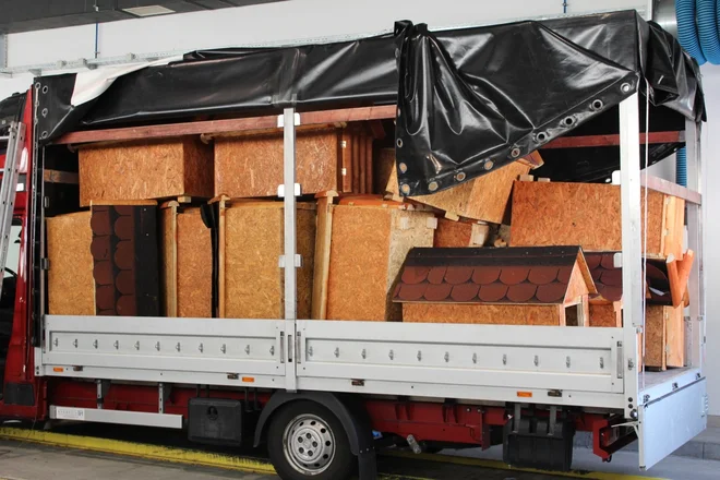 Tovorno vozilo s pasjimi uticami. FOTO: Policijska uprava Maribor