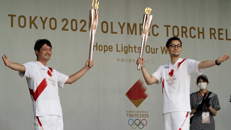 Fotografija: V nič kaj veselem vzdušju je olimpijska bakla prispela v Tokio. FOTO: Naoki Ogura/Reuters